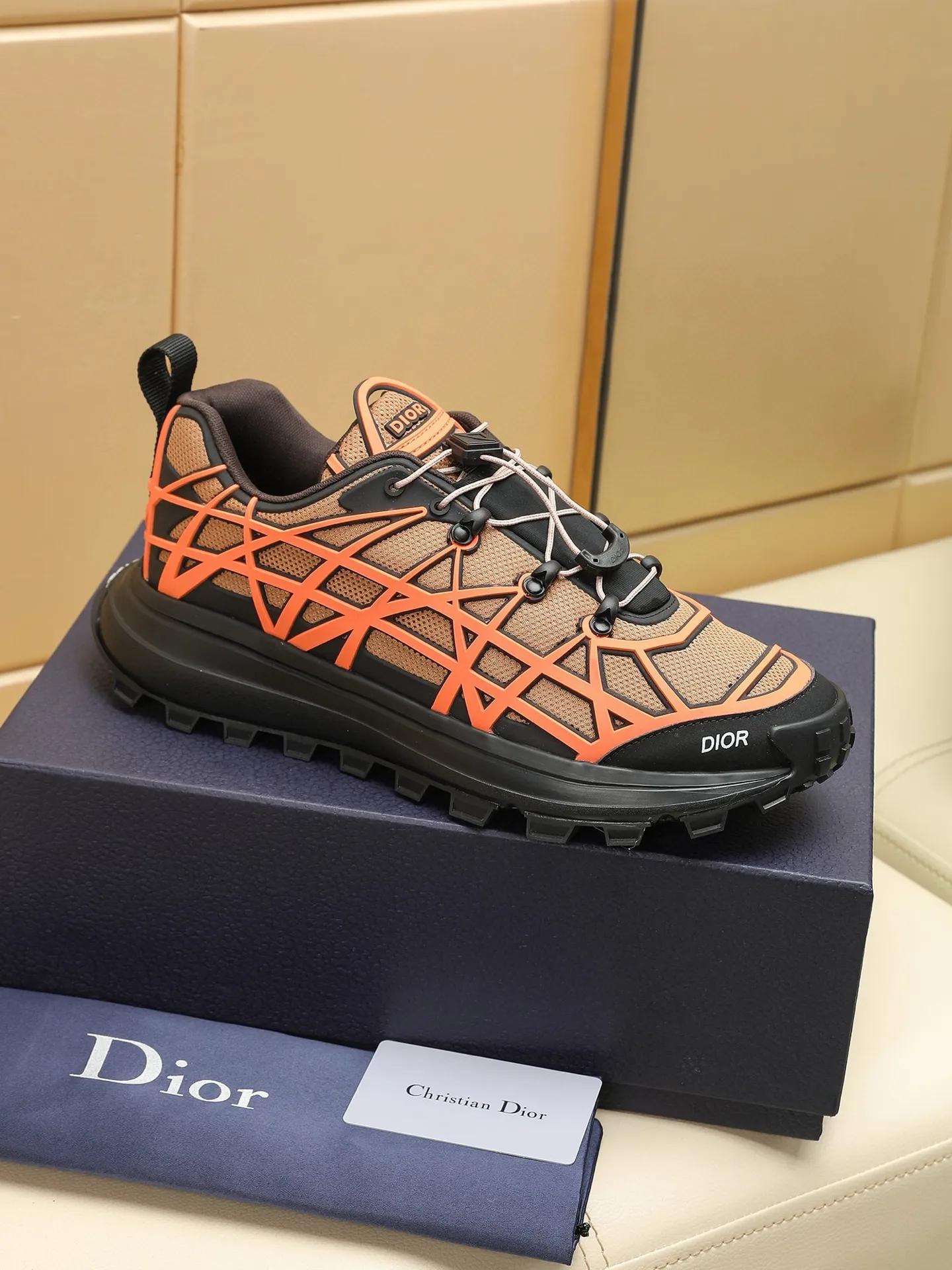 Men's shoes: 500💰Dior sports shoes highlight the fashionable silhouette, decorated with curved cannage pattern, reinterpreting the classic pattern in a structural style, enriching the Dior 2023 summer men's collection. Meticulously crafted using the advanced craftsmanship of hiking shoes, it blends outdoor culture with Dior heritage. Code number 38-44, customized 45